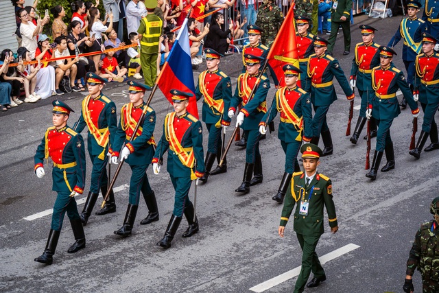 VIDEO: Khối quân đội nước ngoài diễu binh trong tiếng reo hò của người dân Hà Nội- Ảnh 3. VIDEO: Khối quân đội nước ngoài diễu binh trong tiếng reo hò của người dân Hà Nội- Ảnh 3.