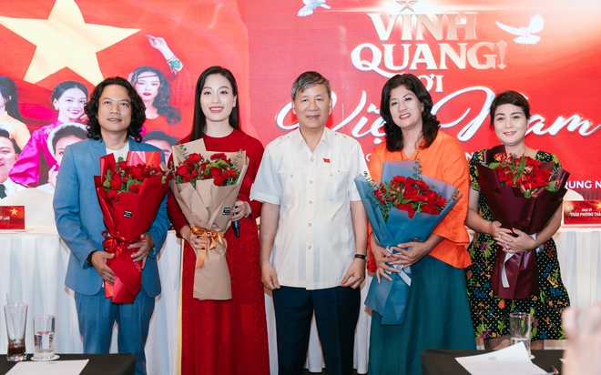 Hơn 30 ca sĩ hát trong MV "Vinh quang, ơi Việt Nam!" của Anh hùng Lao động Nguyễn Anh Trí- Ảnh 2. Hơn 30 ca sĩ hát trong MV "Vinh quang, ơi Việt Nam!" của Anh hùng Lao động Nguyễn Anh Trí- Ảnh 2.