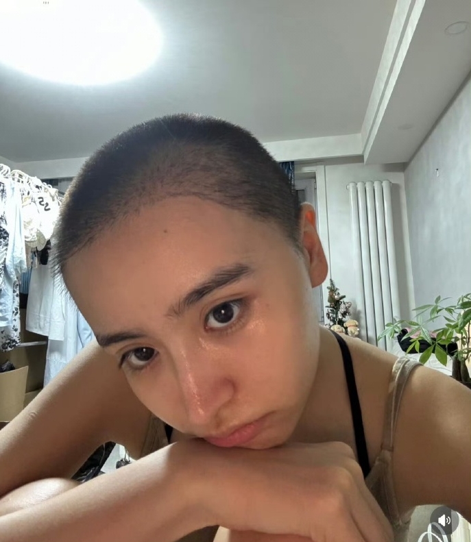 Mỹ nữ gen Z có visual đắt giá nhất showbiz bất ngờ tàn tạ đến đau lòng, cạo trọc đầu gây sốc MXH- Ảnh 3. Mỹ nữ gen Z có visual đắt giá nhất showbiz bất ngờ tàn tạ đến đau lòng, cạo trọc đầu gây sốc MXH- Ảnh 3.