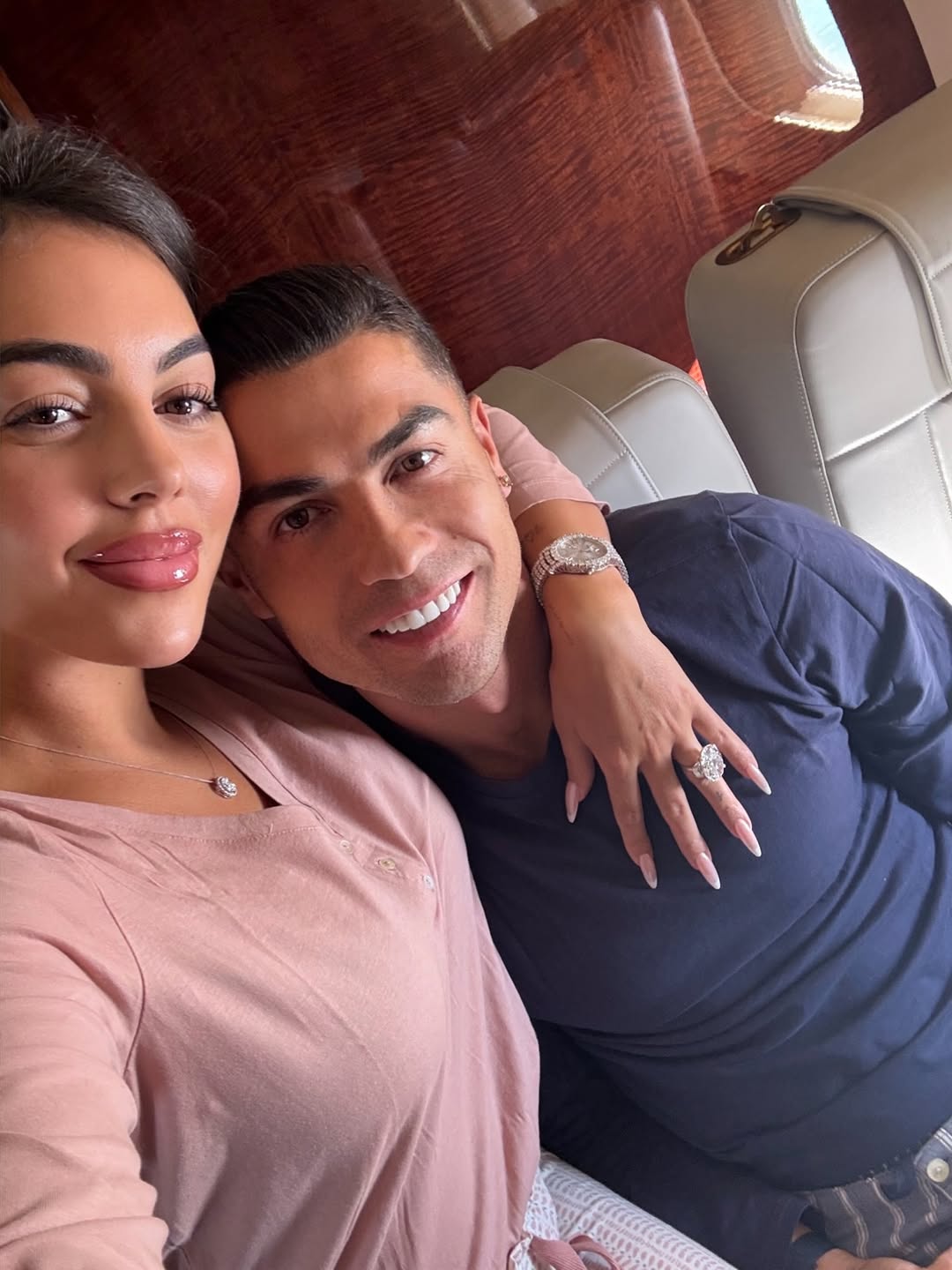 Ronaldo lộ diện bên bạn gái, chiếc nhẫn kim cương đắt đỏ lấp lánh chiếm trọn "spotlight" hút luôn 2 triệu lượt thả tim - Ảnh 1. Ronaldo lộ diện bên bạn gái, chiếc nhẫn kim cương đắt đỏ lấp lánh chiếm trọn "spotlight" hút luôn 2 triệu lượt thả tim - Ảnh 1.