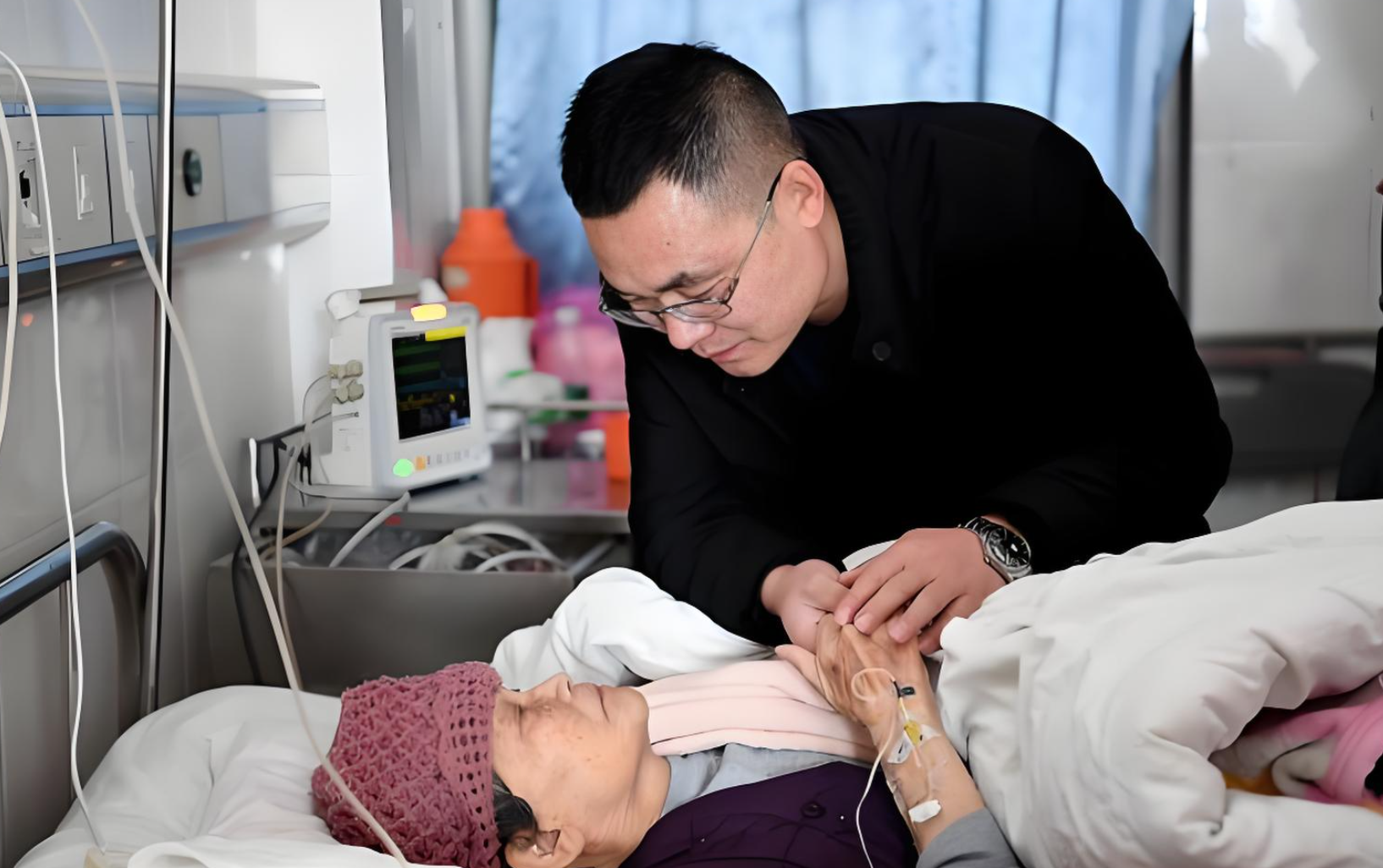 Trong l&uacute;c t&ocirc;i định cầm cố nh&agrave; cửa để cứu mẹ chồng th&igrave; chồng bất ngờ đưa ra một thứ khiến t&ocirc;i chết điếng- Ảnh 1.