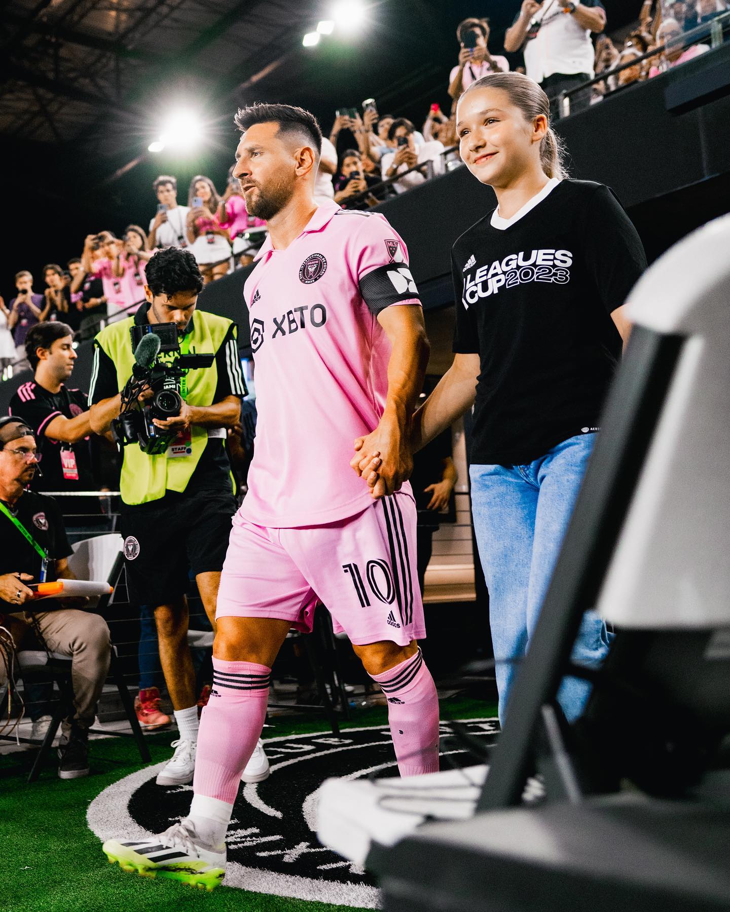 Harper Beckham: Công chúa nhà Becks thành thạo 5 môn thể thao, giành huy chương judo, nắm tay Messi ra sân bóng- Ảnh 5. Harper Beckham: Công chúa nhà Becks thành thạo 5 môn thể thao, giành huy chương judo, nắm tay Messi ra sân bóng- Ảnh 5.