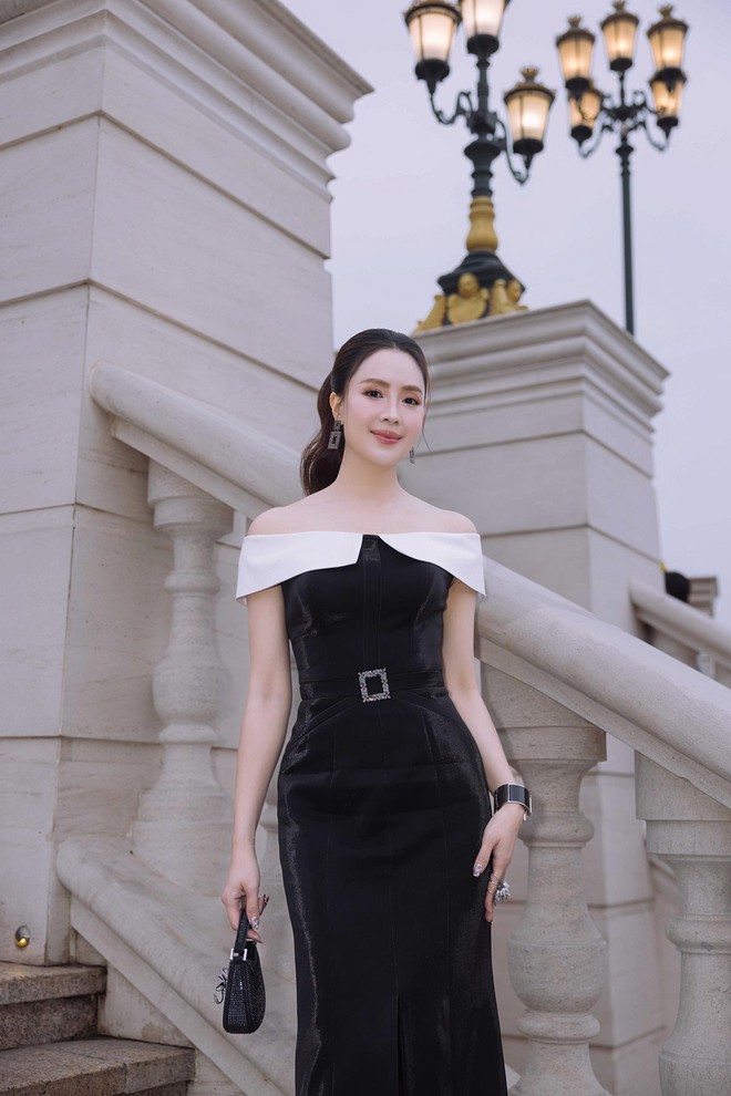 Cam thường rõ nhan sắc tuổi 40+ của Hồng Diễm gây sốt- Ảnh 11. Cam thường rõ nhan sắc tuổi 40+ của Hồng Diễm gây sốt- Ảnh 11.