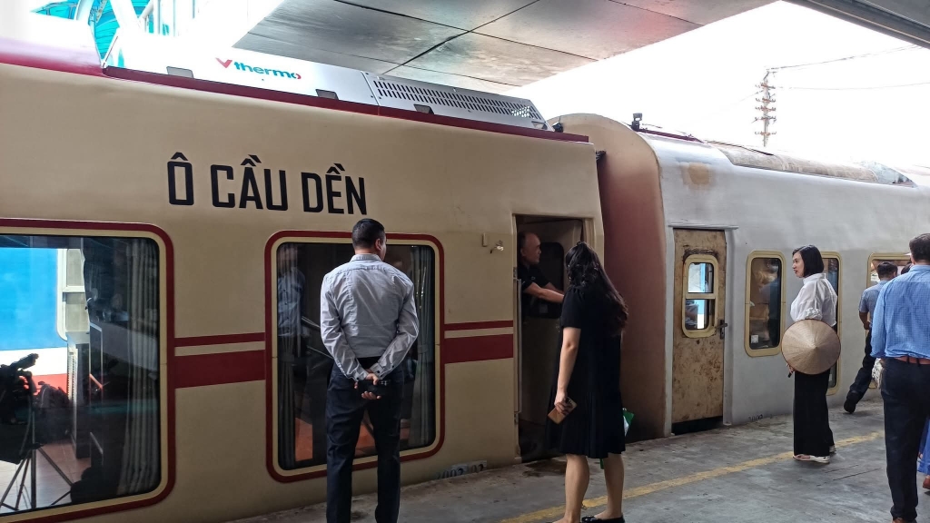 Chuyến tàu 2 tầng chạy qua 5 ga, lần đầu tiên xuất hiện tại Hà Nội: Thông tin mới nhất về giá vé, thời gian chạy - Ảnh 2.