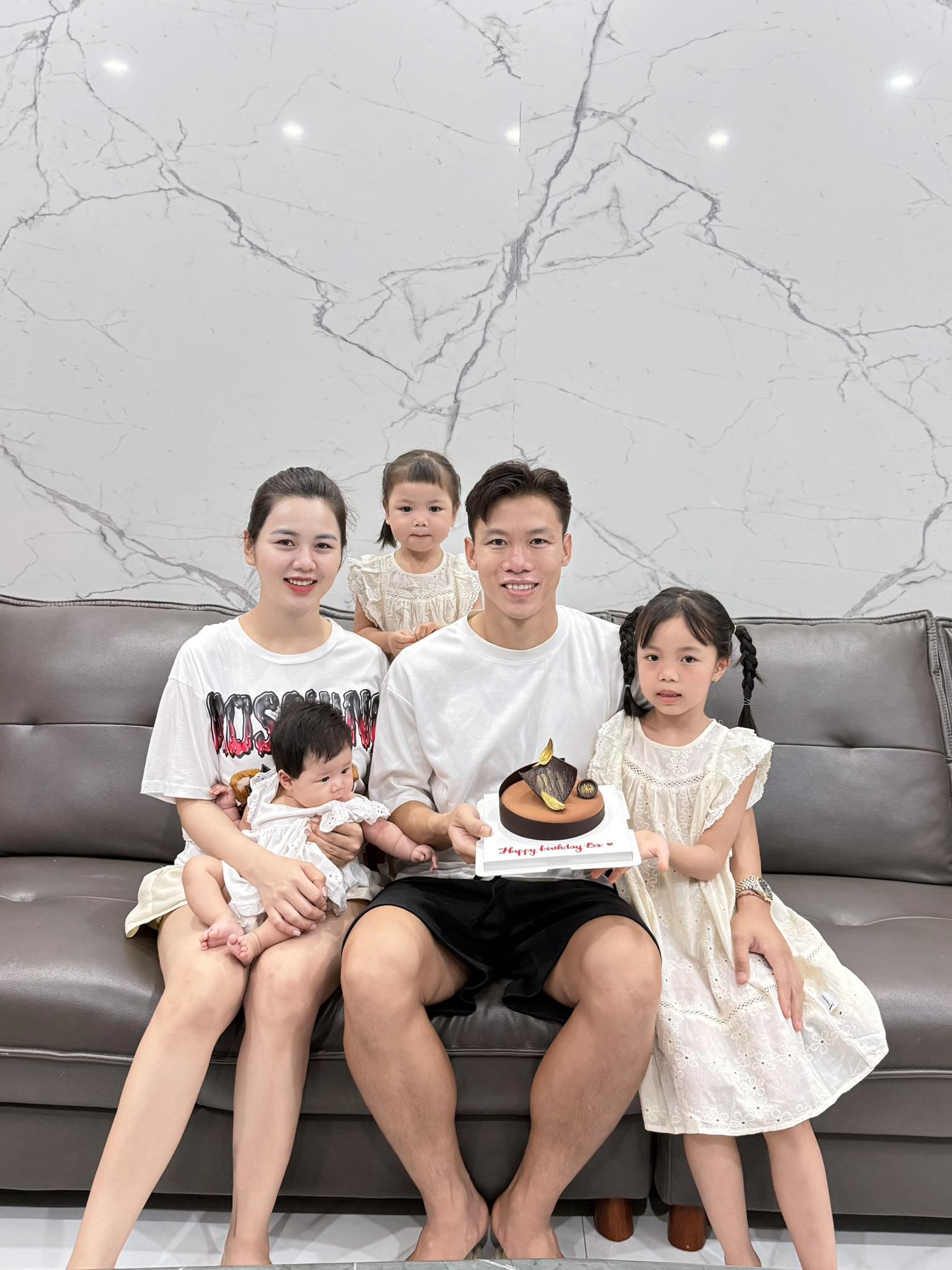 Nàng hoa khôi cưới đội trưởng ĐT Việt Nam, cuộc sống hiện tại ra sao?- Ảnh 1. Nàng hoa khôi cưới đội trưởng ĐT Việt Nam, cuộc sống hiện tại ra sao?- Ảnh 1.