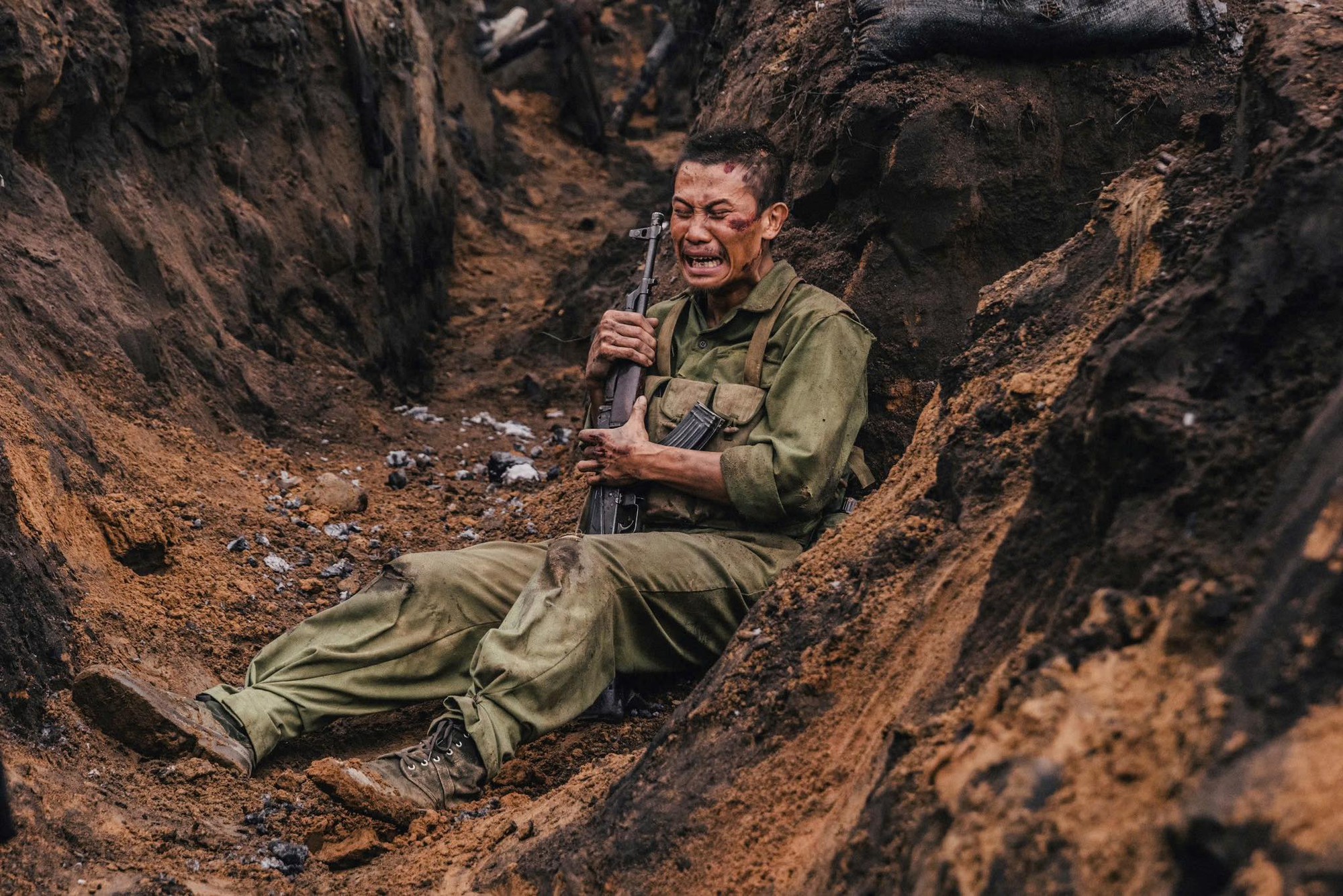 Mưa Đỏ: Khi một người đi&ecirc;n lại l&agrave; biểu tượng đau đớn v&agrave; tận c&ugrave;ng nhất của chiến tranh- Ảnh 6.