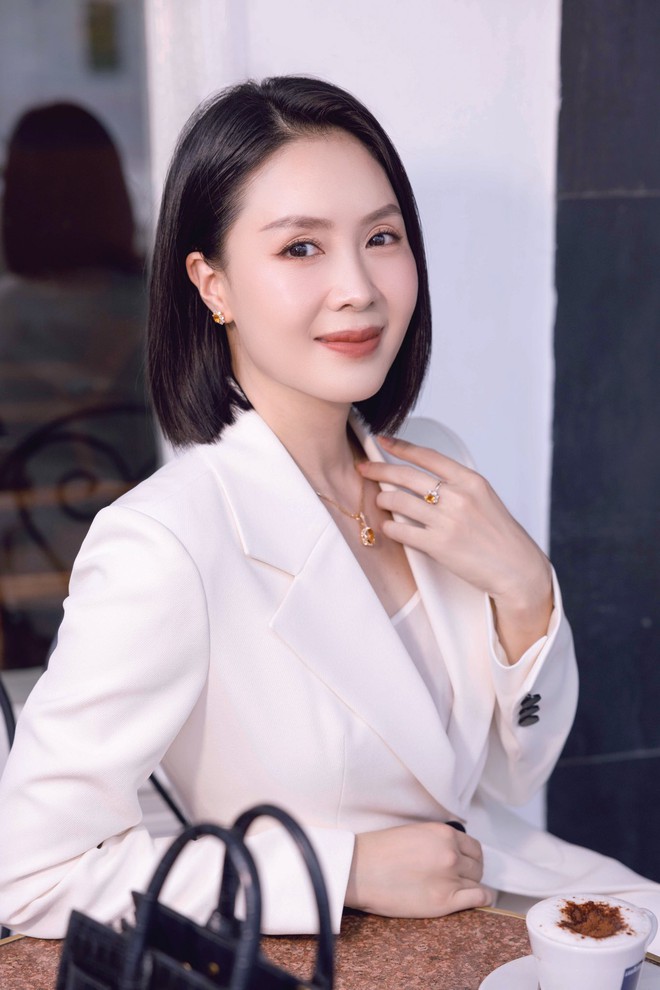 Cam thường rõ nhan sắc tuổi 40+ của Hồng Diễm gây sốt- Ảnh 13. Cam thường rõ nhan sắc tuổi 40+ của Hồng Diễm gây sốt- Ảnh 13.