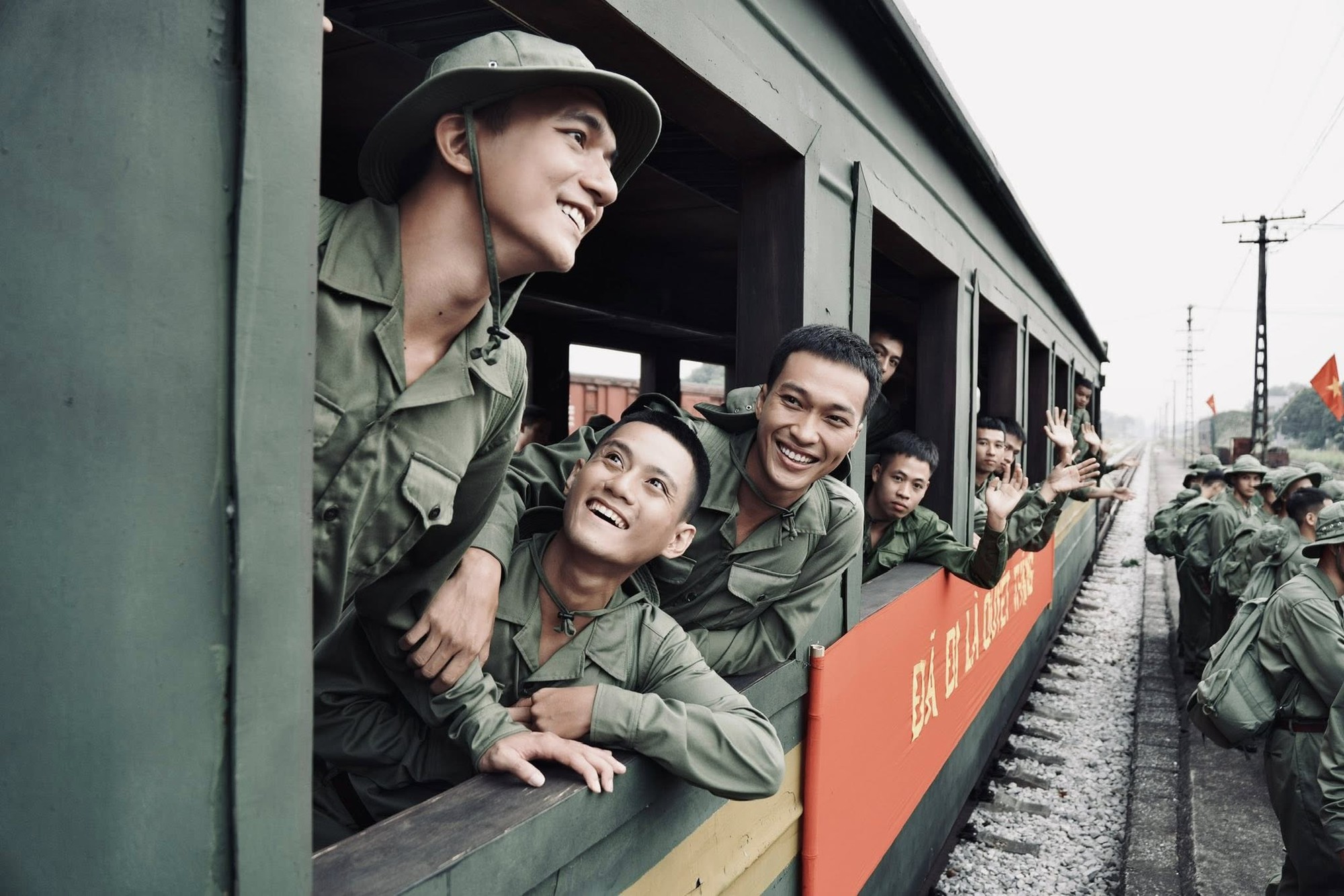 Mưa Đỏ: Khi một người đi&ecirc;n lại l&agrave; biểu tượng đau đớn v&agrave; tận c&ugrave;ng nhất của chiến tranh- Ảnh 7.