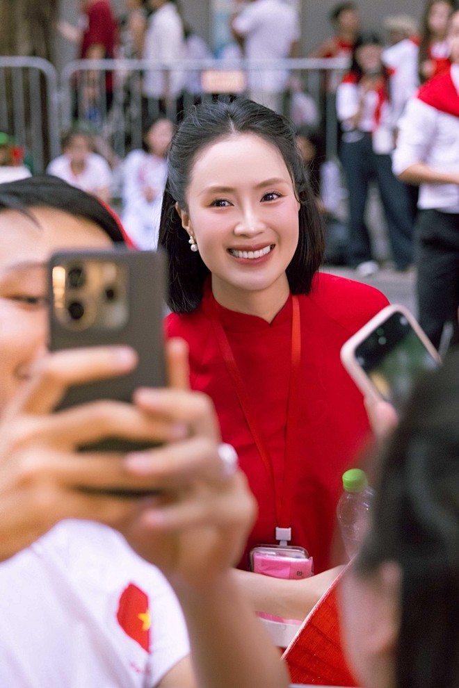 Cam thường rõ nhan sắc tuổi 40+ của Hồng Diễm gây sốt- Ảnh 7. Cam thường rõ nhan sắc tuổi 40+ của Hồng Diễm gây sốt- Ảnh 7.