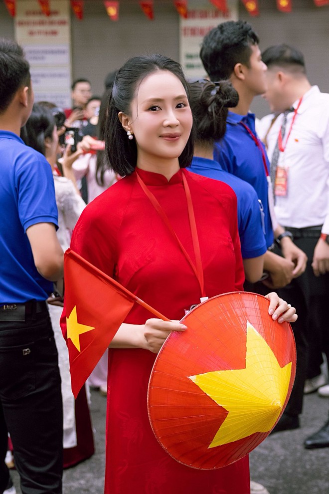 Cam thường rõ nhan sắc tuổi 40+ của Hồng Diễm gây sốt- Ảnh 6. Cam thường rõ nhan sắc tuổi 40+ của Hồng Diễm gây sốt- Ảnh 6.