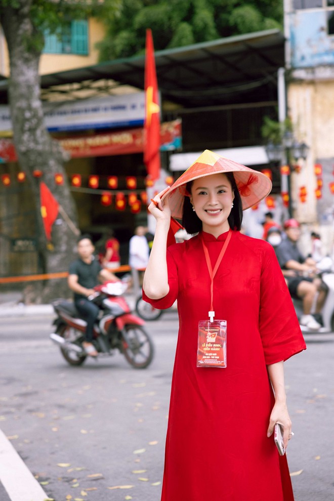 Cam thường rõ nhan sắc tuổi 40+ của Hồng Diễm gây sốt- Ảnh 5. Cam thường rõ nhan sắc tuổi 40+ của Hồng Diễm gây sốt- Ảnh 5.