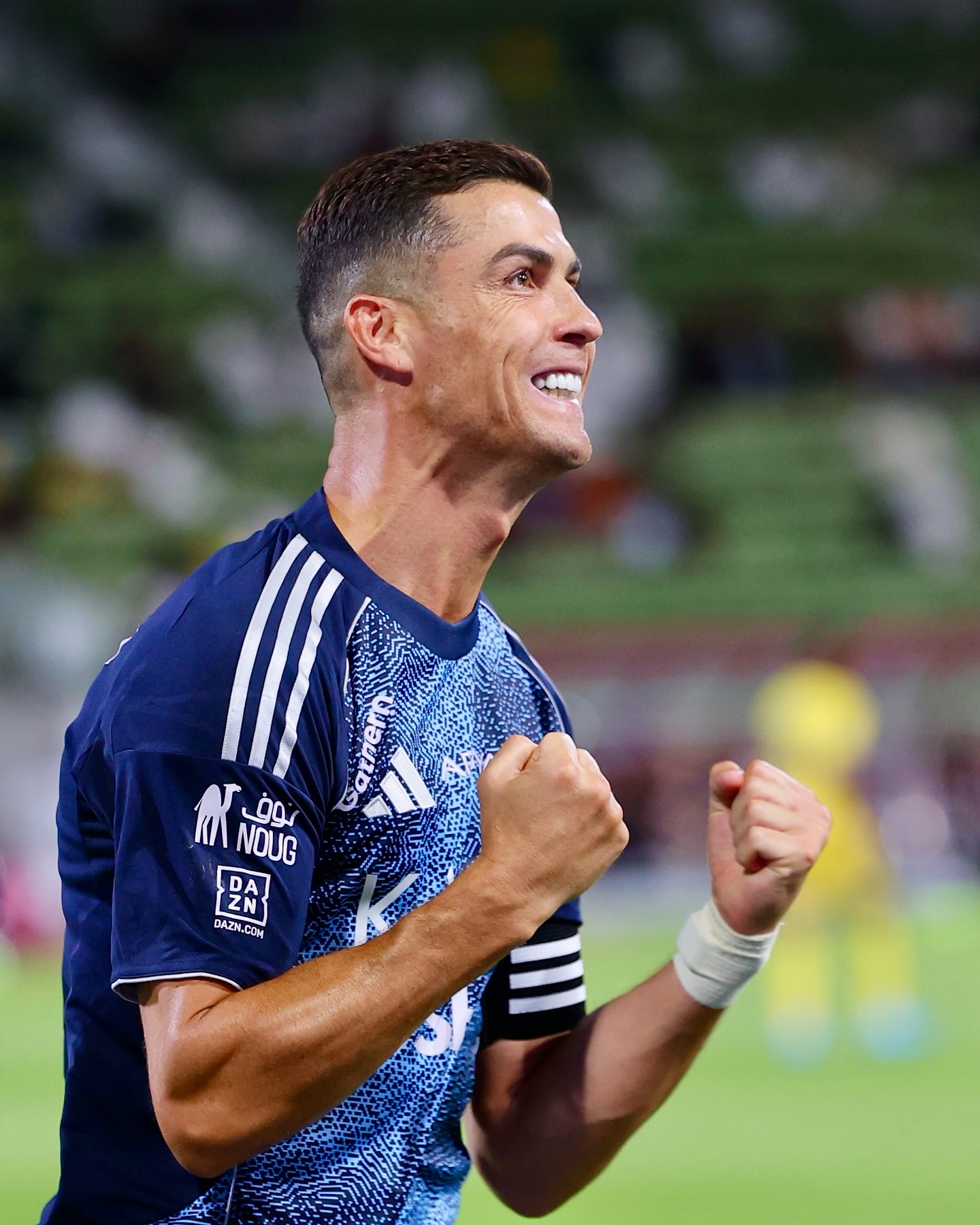 Ronaldo lộ diện bên bạn gái, chiếc nhẫn kim cương đắt đỏ lấp lánh chiếm trọn "spotlight" hút luôn 2 triệu lượt thả tim - Ảnh 2. Ronaldo lộ diện bên bạn gái, chiếc nhẫn kim cương đắt đỏ lấp lánh chiếm trọn "spotlight" hút luôn 2 triệu lượt thả tim - Ảnh 2.