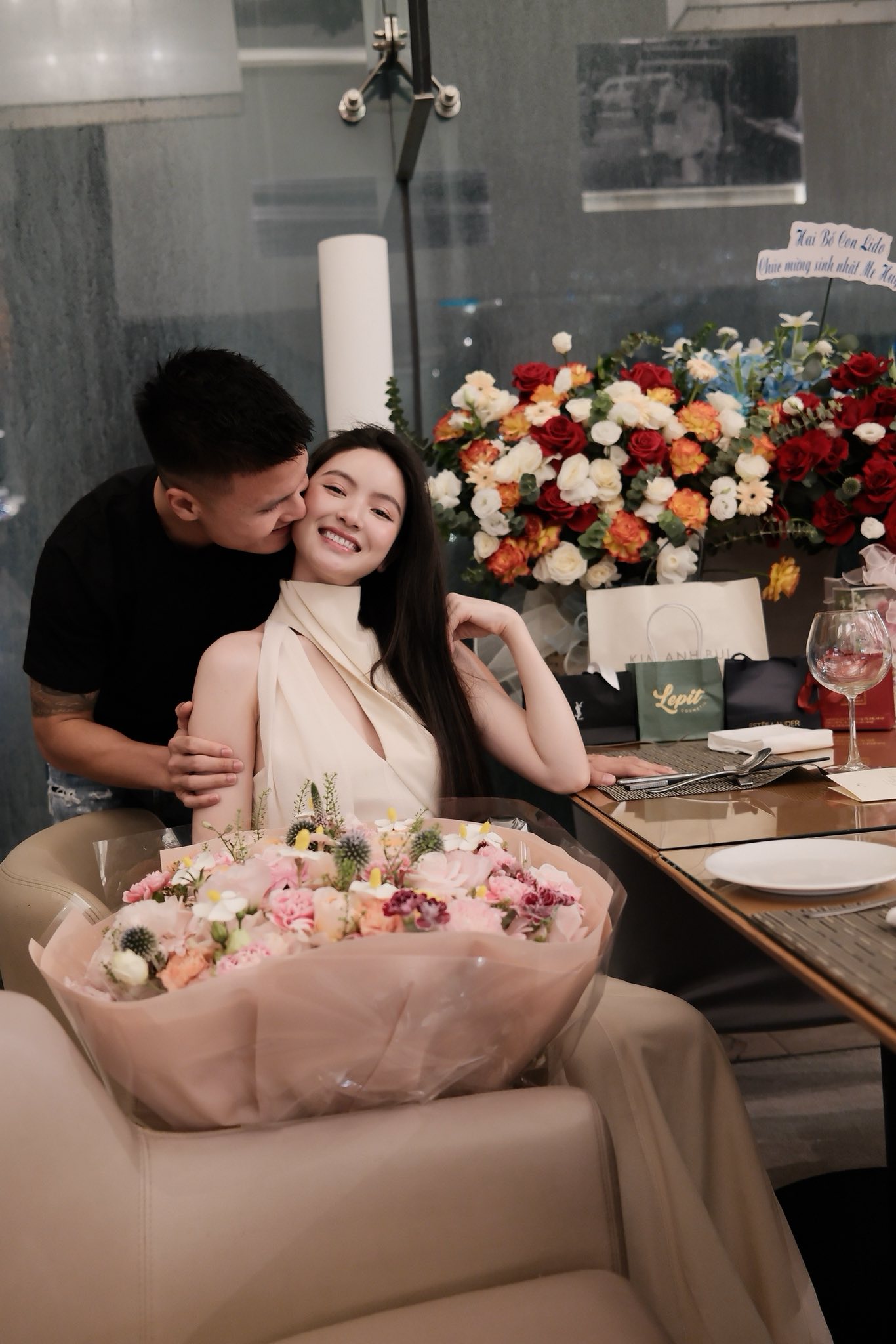 Vợ Quang Hải "đổi mood" chóng mặt: Lên sân bóng là mẹ bỉm giản dị, "lên đồ" tiệc tùng lại sang chảnh hết nấc - Ảnh 5. Vợ Quang Hải "đổi mood" chóng mặt: Lên sân bóng là mẹ bỉm giản dị, "lên đồ" tiệc tùng lại sang chảnh hết nấc - Ảnh 5.
