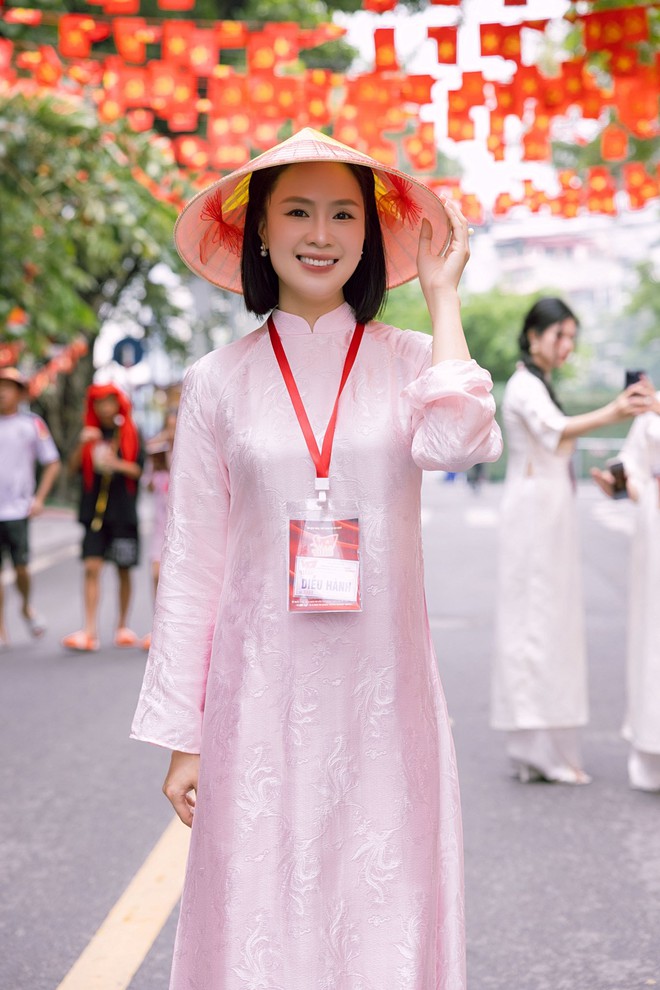 Cam thường rõ nhan sắc tuổi 40+ của Hồng Diễm gây sốt- Ảnh 8. Cam thường rõ nhan sắc tuổi 40+ của Hồng Diễm gây sốt- Ảnh 8.