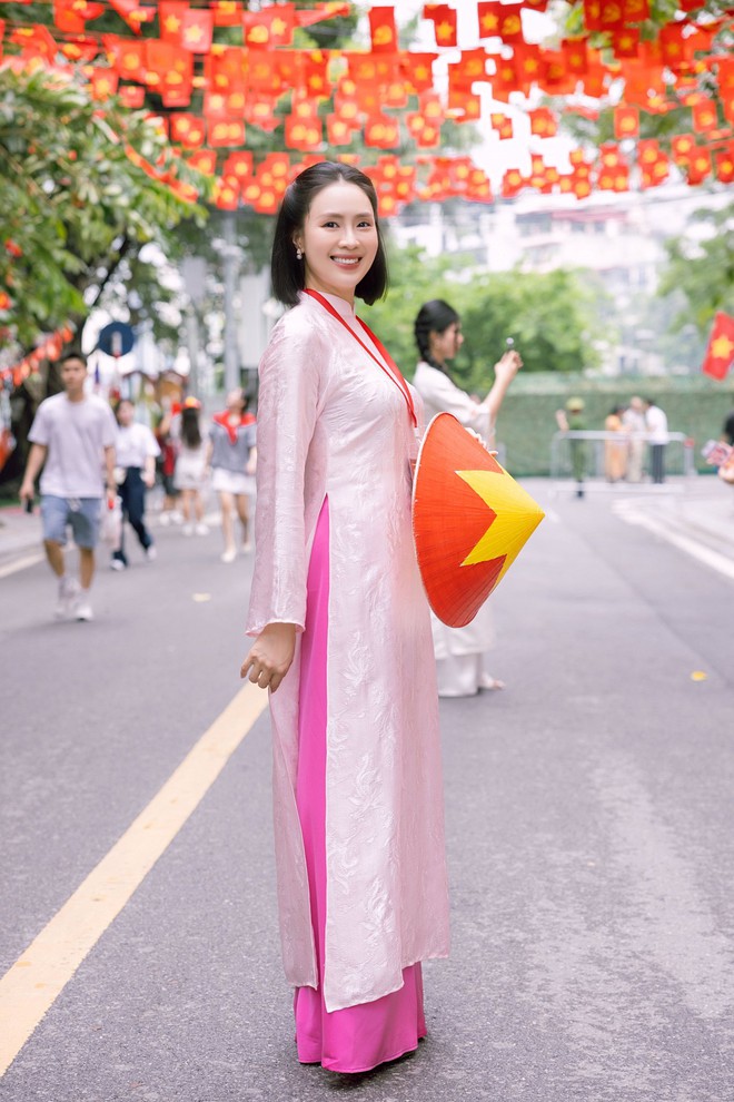 Cam thường rõ nhan sắc tuổi 40+ của Hồng Diễm gây sốt- Ảnh 9. Cam thường rõ nhan sắc tuổi 40+ của Hồng Diễm gây sốt- Ảnh 9.