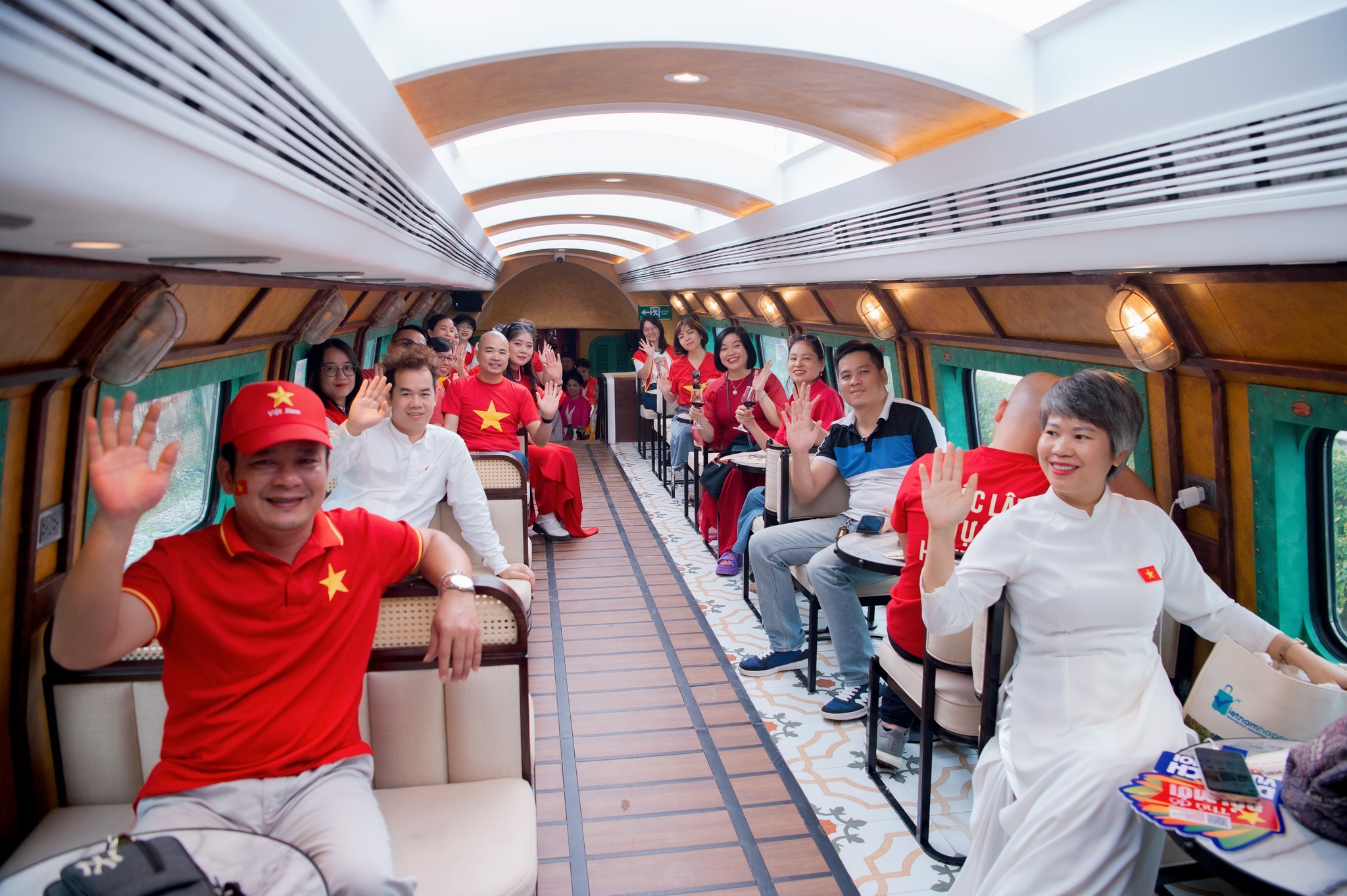 Chuyến tàu 2 tầng chạy qua 5 ga, lần đầu tiên xuất hiện tại Hà Nội: Thông tin mới nhất về giá vé, thời gian chạy - Ảnh 5.