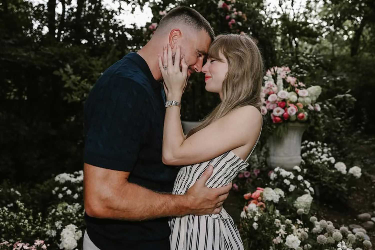 Năm số 9 của Taylor Swift: Chi 9.300 tỷ lấy lại sự nghiệp, album mới gây bão toàn cầu, có màn cầu hôn thế kỷ chấn động nền văn hóa- Ảnh 8. Năm số 9 của Taylor Swift: Chi 9.300 tỷ lấy lại sự nghiệp, album mới gây bão toàn cầu, có màn cầu hôn thế kỷ chấn động nền văn hóa- Ảnh 8.