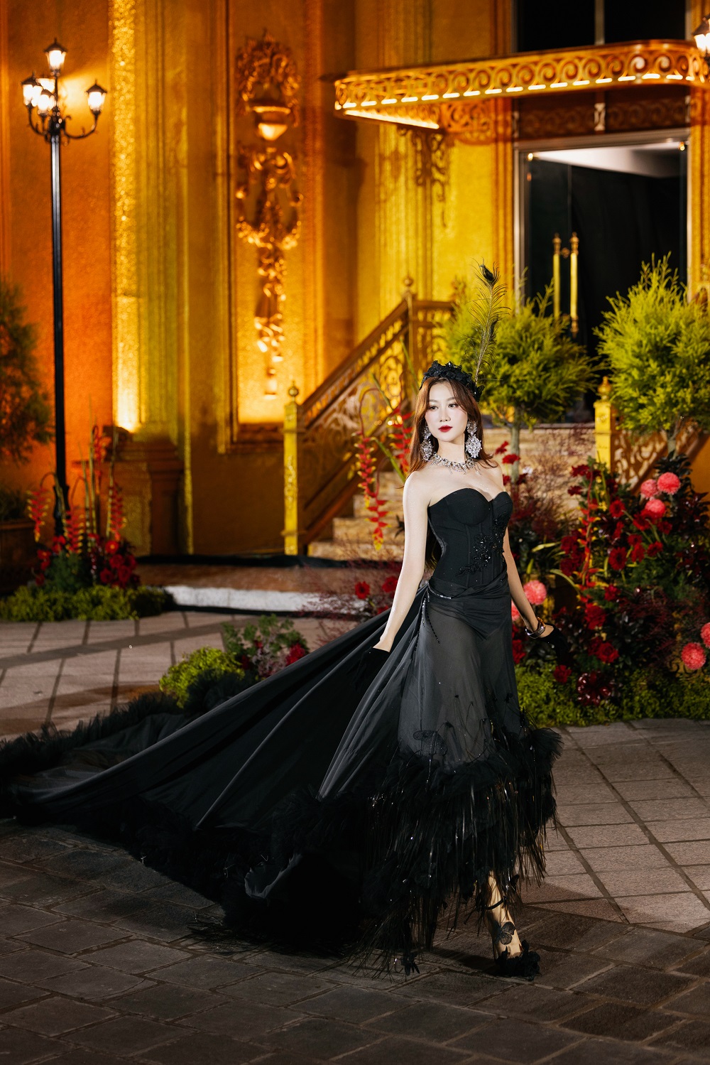 Hoa hậu Lê Hoàng Phương diện váy 20 kg trên sân khấu Vietnam Beauty Fashion Fest- Ảnh 4. Hoa hậu Lê Hoàng Phương diện váy 20 kg trên sân khấu Vietnam Beauty Fashion Fest- Ảnh 4.