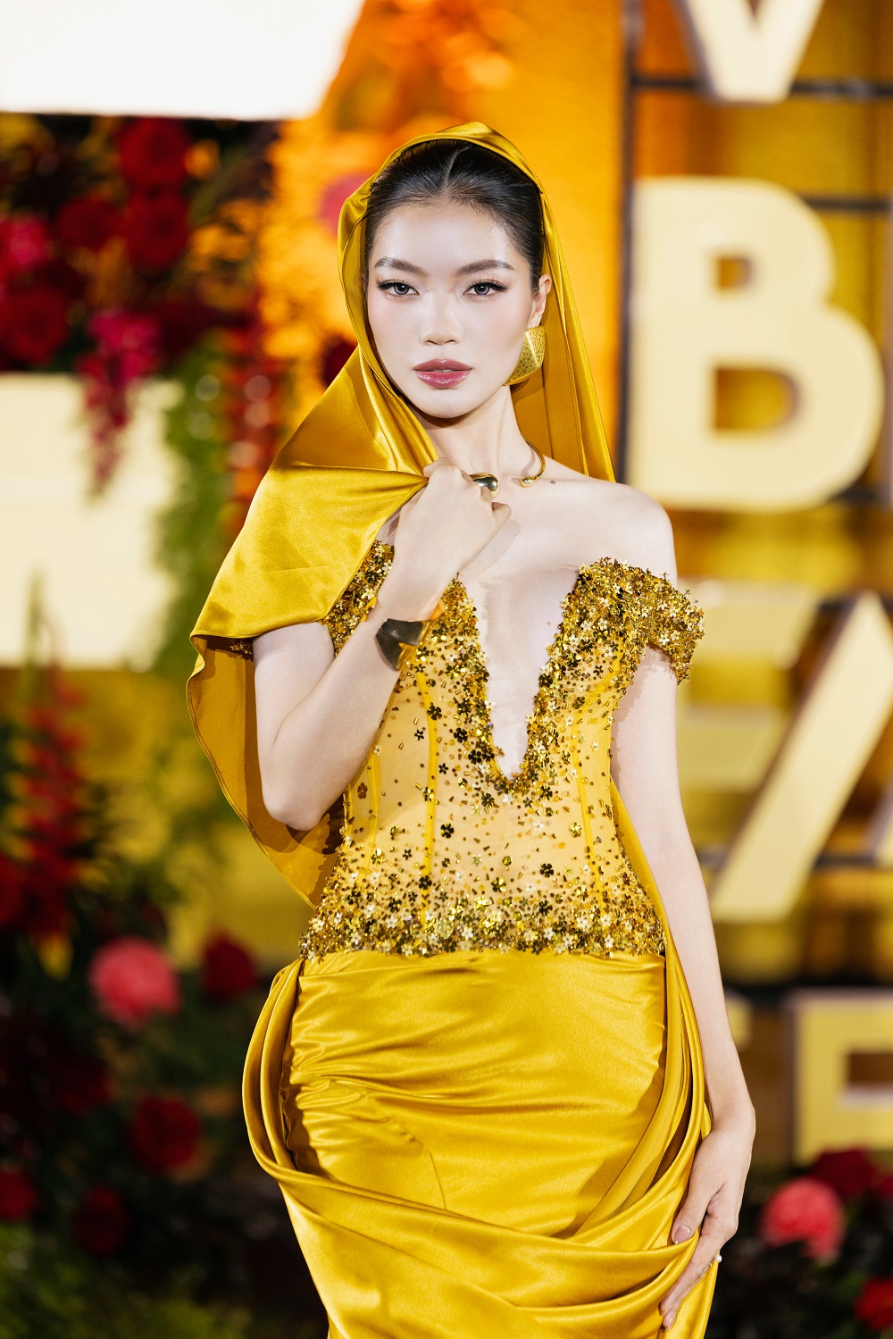 Hoa hậu Lê Hoàng Phương diện váy 20 kg trên sân khấu Vietnam Beauty Fashion Fest- Ảnh 2. Hoa hậu Lê Hoàng Phương diện váy 20 kg trên sân khấu Vietnam Beauty Fashion Fest- Ảnh 2.