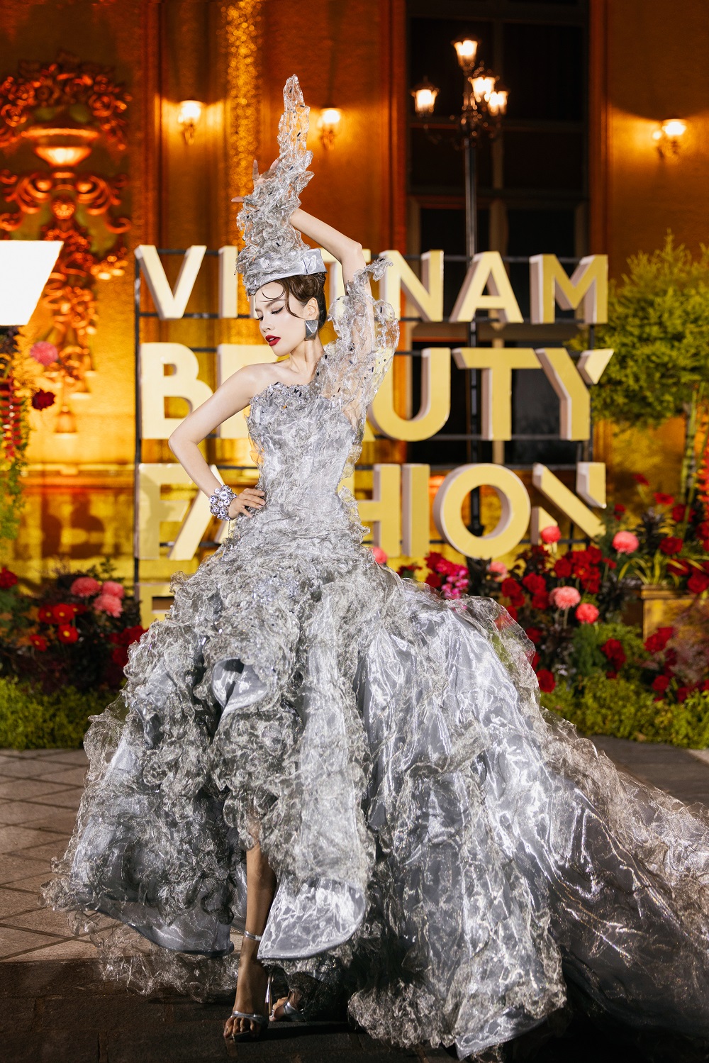 Hoa hậu Lê Hoàng Phương diện váy 20 kg trên sân khấu Vietnam Beauty Fashion Fest- Ảnh 8. Hoa hậu Lê Hoàng Phương diện váy 20 kg trên sân khấu Vietnam Beauty Fashion Fest- Ảnh 8.