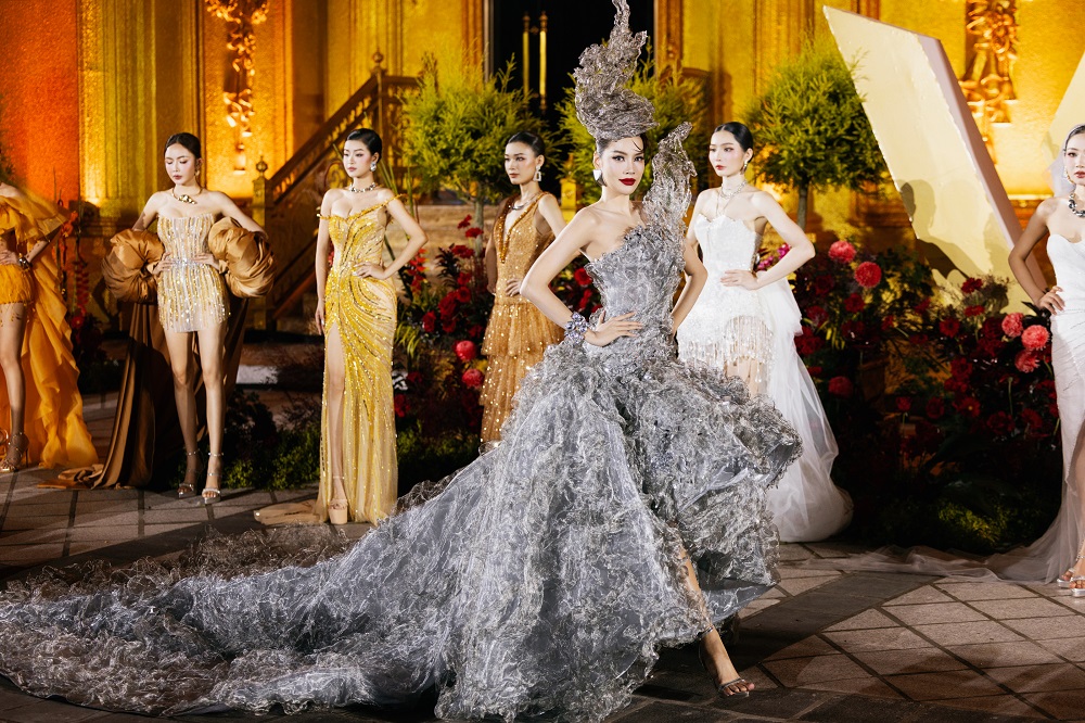 Hoa hậu Lê Hoàng Phương diện váy 20 kg trên sân khấu Vietnam Beauty Fashion Fest- Ảnh 9. Hoa hậu Lê Hoàng Phương diện váy 20 kg trên sân khấu Vietnam Beauty Fashion Fest- Ảnh 9.