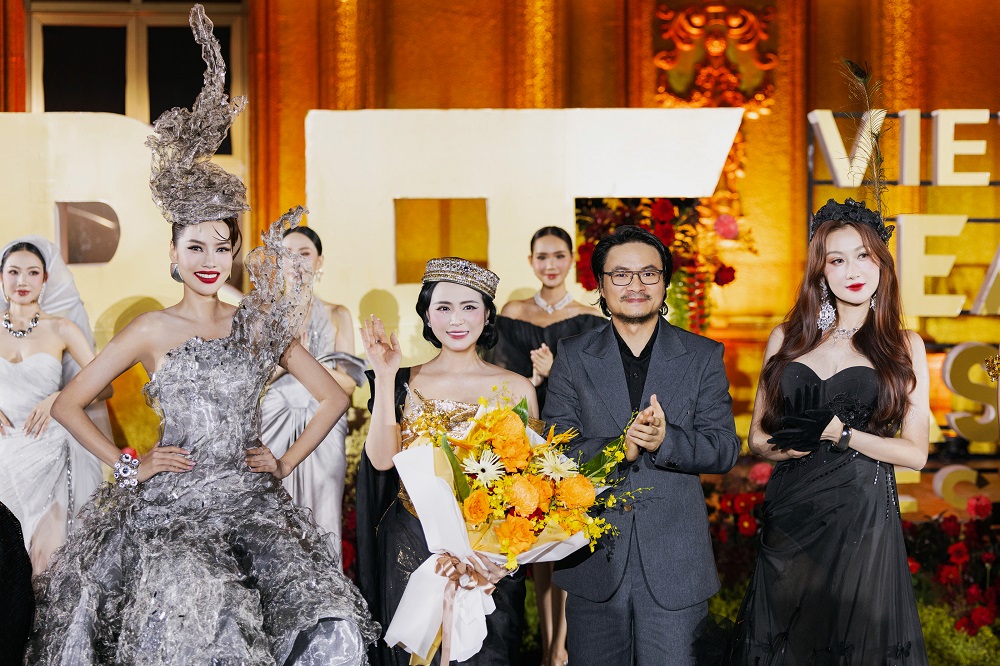 Hoa hậu Lê Hoàng Phương diện váy 20 kg trên sân khấu Vietnam Beauty Fashion Fest- Ảnh 11. Hoa hậu Lê Hoàng Phương diện váy 20 kg trên sân khấu Vietnam Beauty Fashion Fest- Ảnh 11.