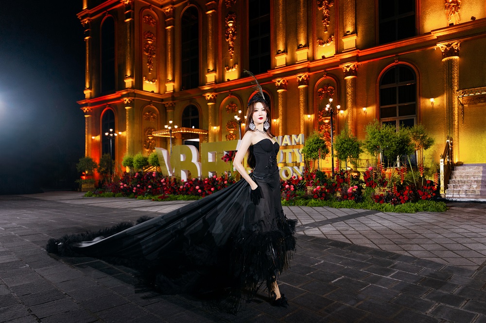 Hoa hậu Lê Hoàng Phương diện váy 20 kg trên sân khấu Vietnam Beauty Fashion Fest- Ảnh 3. Hoa hậu Lê Hoàng Phương diện váy 20 kg trên sân khấu Vietnam Beauty Fashion Fest- Ảnh 3.
