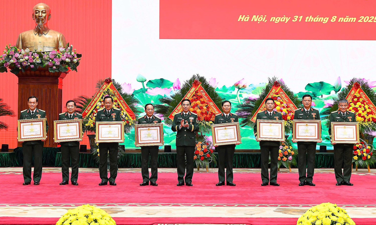Đại tướng Phan Văn Giang nhận Huân chương Quân công , ghi nhận cống hiến cho Quốc phòng - Ảnh 2. Đại tướng Phan Văn Giang nhận Huân chương Quân công , ghi nhận cống hiến cho Quốc phòng - Ảnh 2.