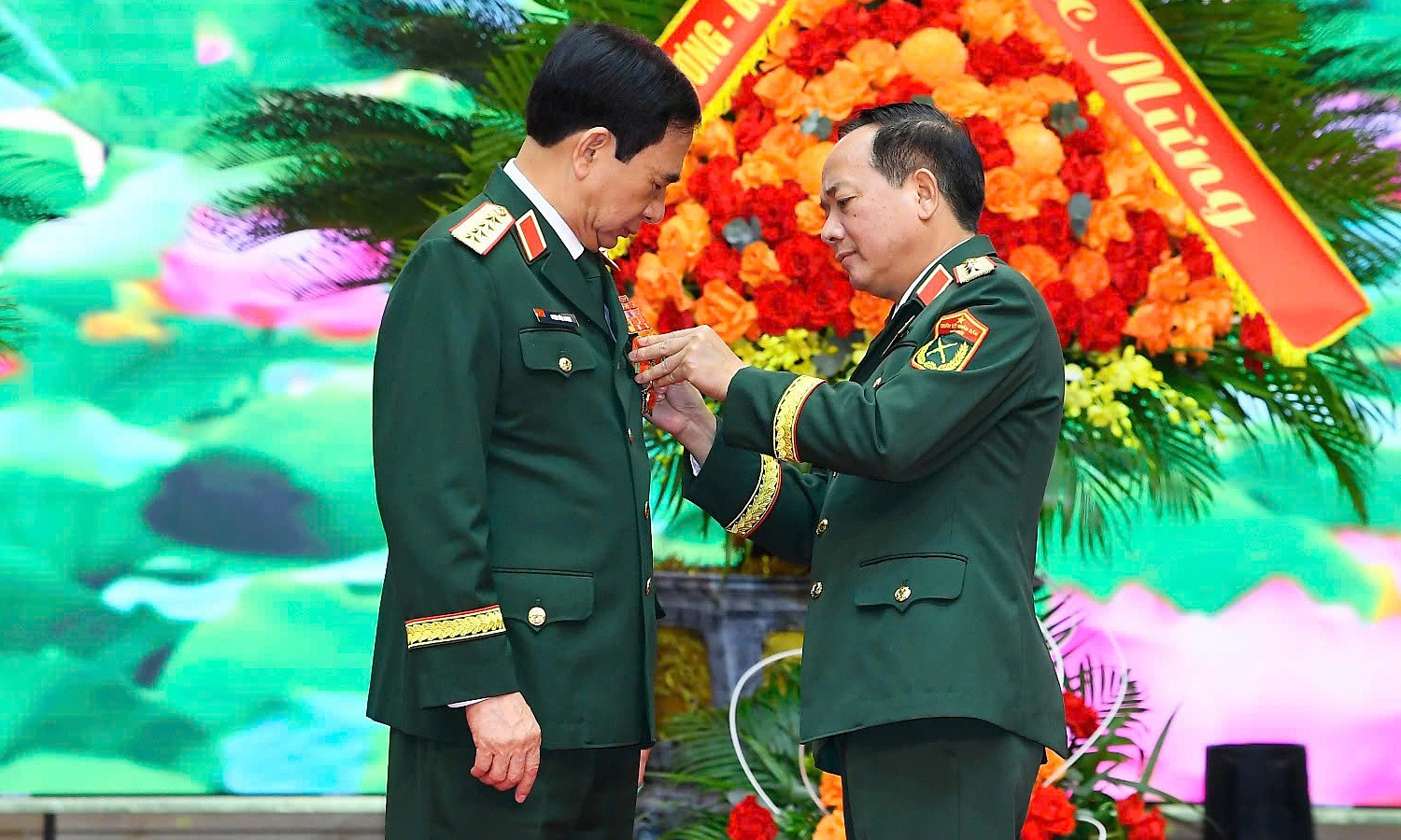 Đại tướng Phan Văn Giang nhận Huân chương Quân công , ghi nhận cống hiến cho Quốc phòng - Ảnh 1. Đại tướng Phan Văn Giang nhận Huân chương Quân công , ghi nhận cống hiến cho Quốc phòng - Ảnh 1.
