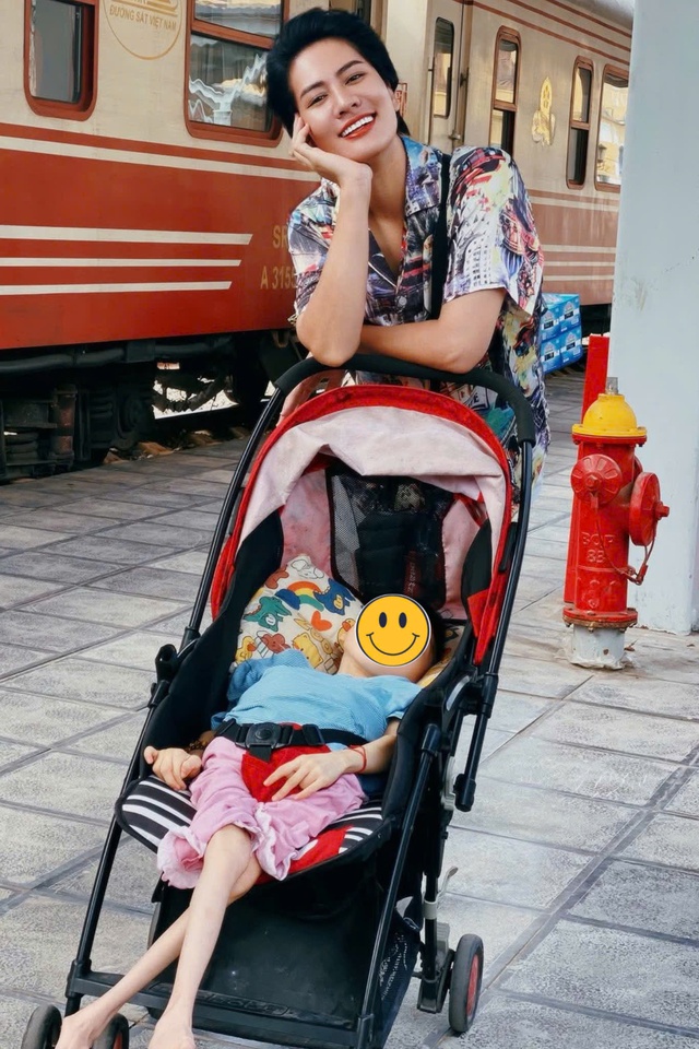Con gái nữ diễn viên Vbiz bị bại não: Nhiễm khuẩn từ trong bụng mẹ, 14 tuổi như bé sơ sinh- Ảnh 3. Con gái nữ diễn viên Vbiz bị bại não: Nhiễm khuẩn từ trong bụng mẹ, 14 tuổi như bé sơ sinh- Ảnh 3.