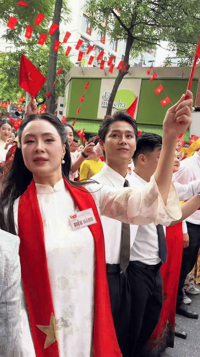 Cam thường rõ nhan sắc tuổi 40+ của Hồng Diễm gây sốt- Ảnh 1. Cam thường rõ nhan sắc tuổi 40+ của Hồng Diễm gây sốt- Ảnh 1.