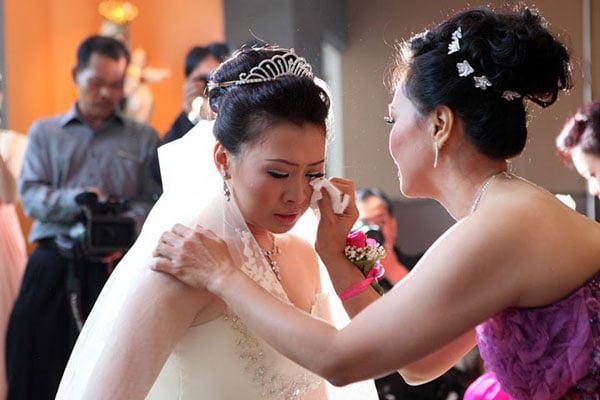 Vừa thay bộ v&aacute;y cưới, mẹ chồng d&uacute;i ngay cho t&ocirc;i cuốn sổ tiết kiệm v&agrave; một lời nhắn &aacute;m ảnh- Ảnh 1.