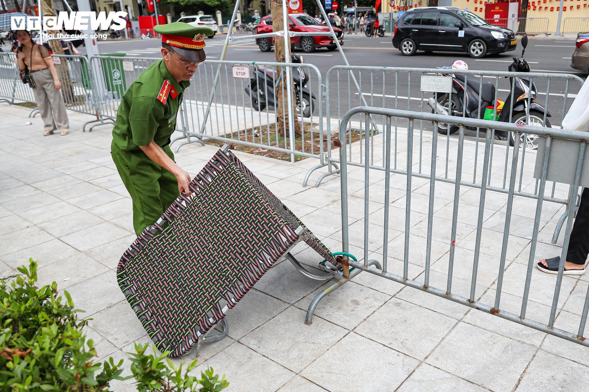 Người dân đổ về Hà Nội mang lều bạt ngủ ngòai đường chờ diễu binh 2 / 9 - Ảnh 16. Người dân đổ về Hà Nội mang lều bạt ngủ ngòai đường chờ diễu binh 2 / 9 - Ảnh 16.