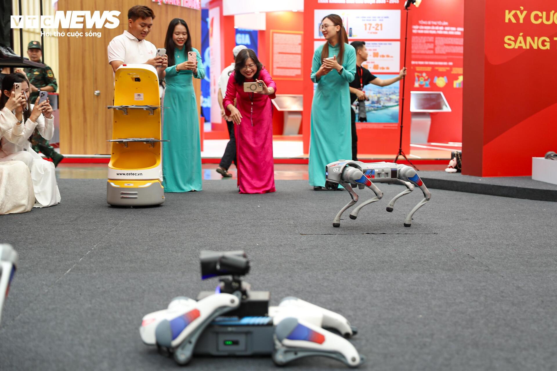 Cận cảnh dàn UAV Bộ Công an hiện đại tại Triển lãm thành tựu đất nước 2023 - Ảnh 14. Cận cảnh dàn UAV Bộ Công an hiện đại tại Triển lãm thành tựu đất nước 2023 - Ảnh 14.