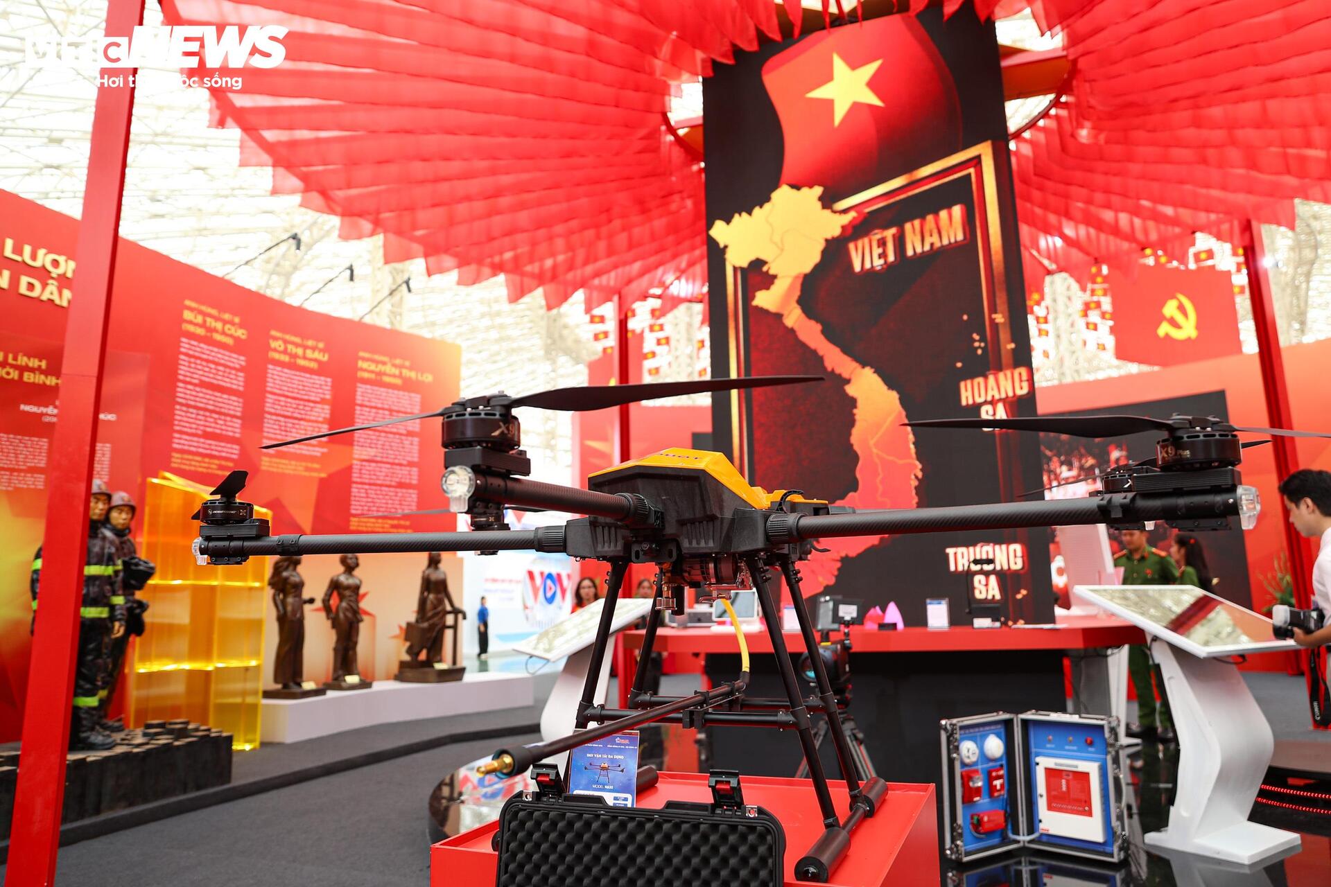 Cận cảnh dàn UAV Bộ Công an hiện đại tại Triển lãm thành tựu đất nước 2023 - Ảnh 8. Cận cảnh dàn UAV Bộ Công an hiện đại tại Triển lãm thành tựu đất nước 2023 - Ảnh 8.