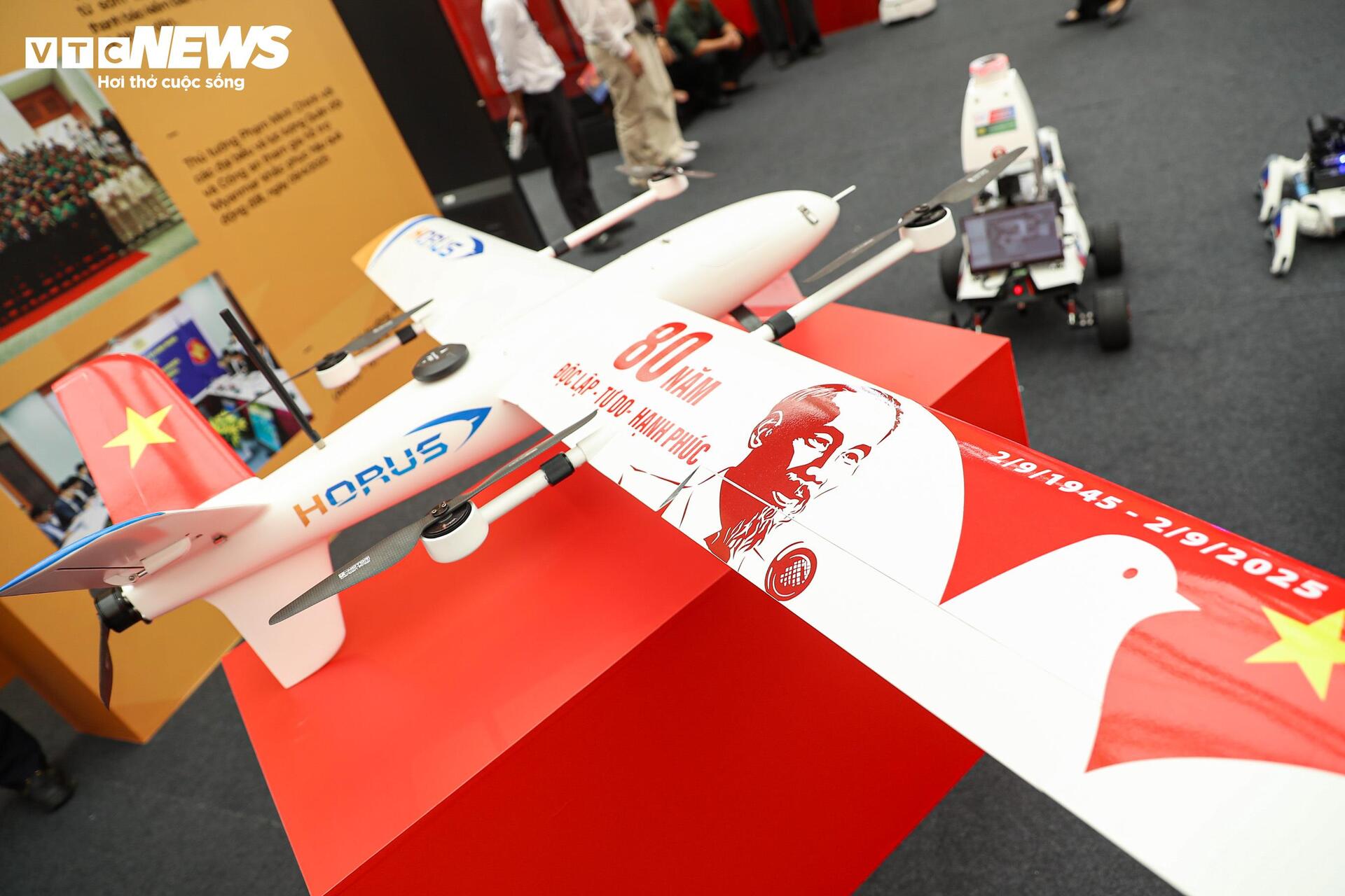 Cận cảnh dàn UAV Bộ Công an hiện đại tại Triển lãm thành tựu đất nước 2023 - Ảnh 3. Cận cảnh dàn UAV Bộ Công an hiện đại tại Triển lãm thành tựu đất nước 2023 - Ảnh 3.