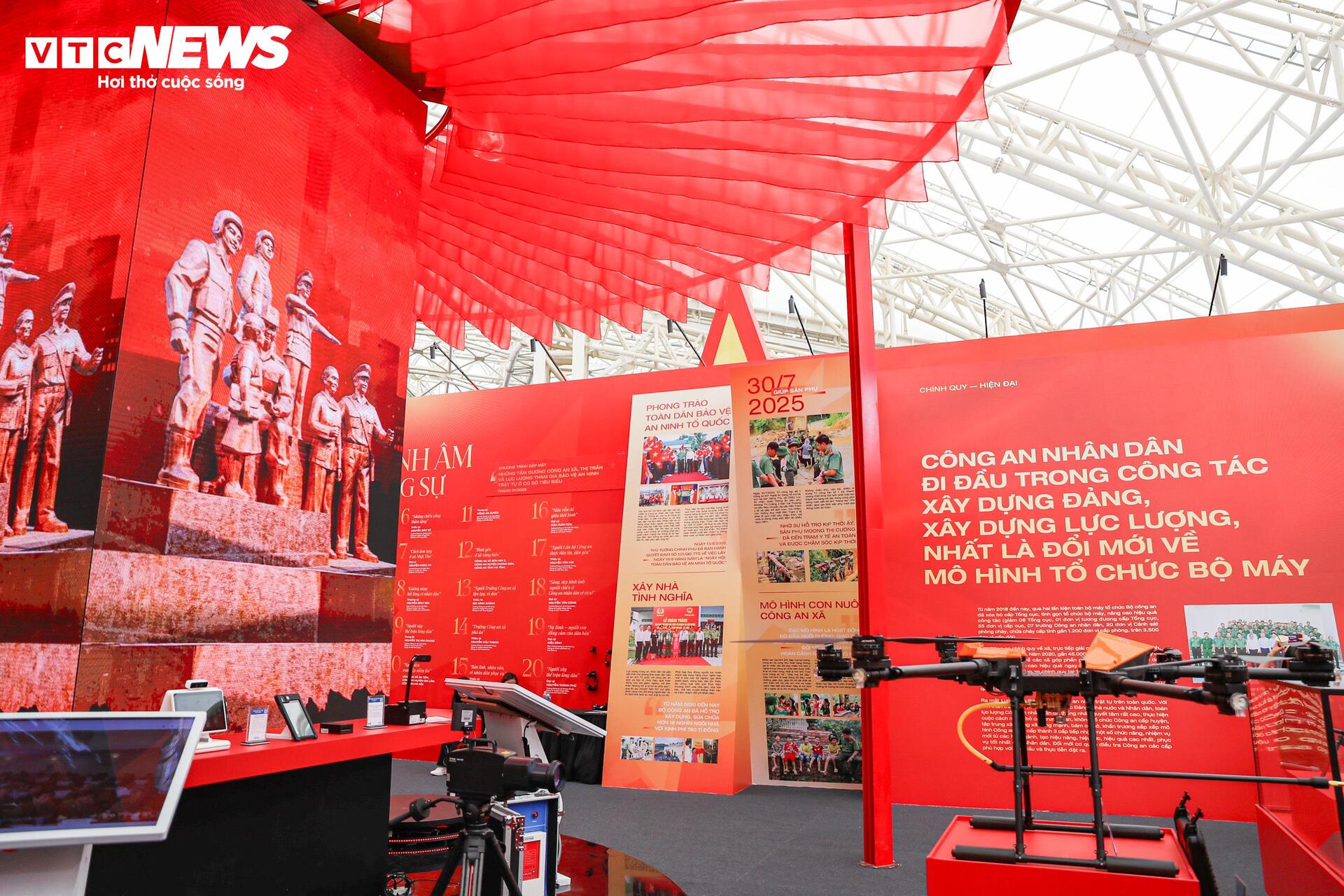 Cận cảnh dàn UAV Bộ Công an hiện đại tại Triển lãm thành tựu đất nước 2023 - Ảnh 1. Cận cảnh dàn UAV Bộ Công an hiện đại tại Triển lãm thành tựu đất nước 2023 - Ảnh 1.