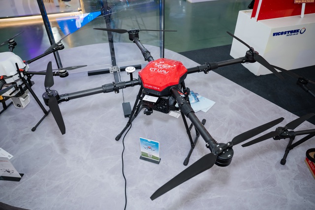 UAV "mắt thần trên không" lần đầu tiên xuất hiện tại Triển lãm quy mô lớn nhất Việt Nam - Ảnh 1. UAV "mắt thần trên không" lần đầu tiên xuất hiện tại Triển lãm quy mô lớn nhất Việt Nam - Ảnh 1.