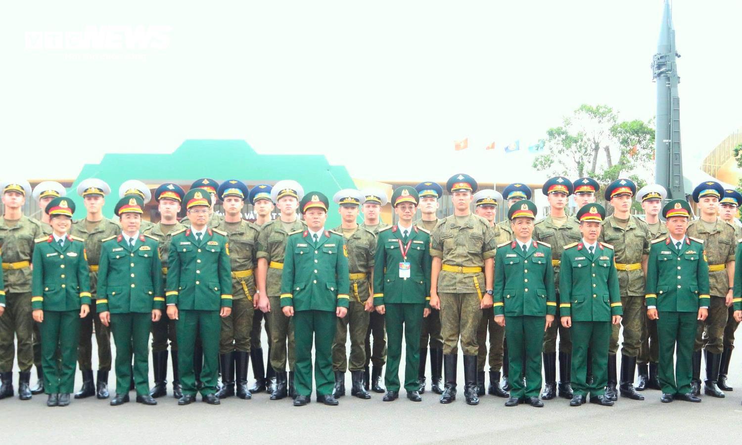 Quân nhân Nga , Lào , Campuchia tham quan Triển lãm vũ khí Việt Nam tại Hà Nội - Ảnh 4. Quân nhân Nga , Lào , Campuchia tham quan Triển lãm vũ khí Việt Nam tại Hà Nội - Ảnh 4.