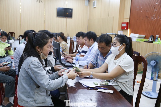 Hà Nội, Đà Nẵng, Hà Tĩnh đã bắt đầu tặng 100.000 đồng Tết Độc lập: Người dân rất phấn khởi! - Ảnh 1. Hà Nội, Đà Nẵng, Hà Tĩnh đã bắt đầu tặng 100.000 đồng Tết Độc lập: Người dân rất phấn khởi! - Ảnh 1.