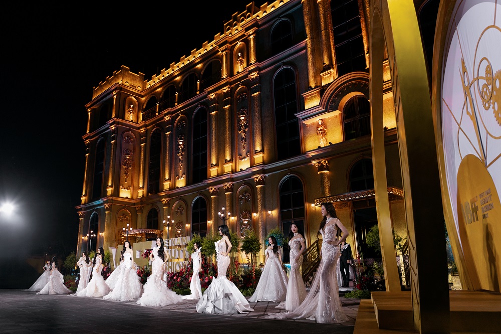 Hoa hậu Lê Hoàng Phương diện váy 20 kg trên sân khấu Vietnam Beauty Fashion Fest- Ảnh 12. Hoa hậu Lê Hoàng Phương diện váy 20 kg trên sân khấu Vietnam Beauty Fashion Fest- Ảnh 12.