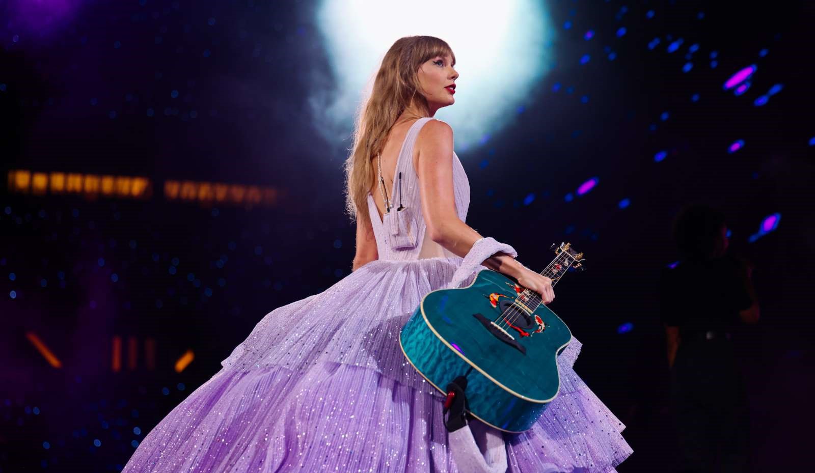 Năm số 9 của Taylor Swift: Chi 9.300 tỷ lấy lại sự nghiệp, album mới gây bão toàn cầu, có màn cầu hôn thế kỷ chấn động nền văn hóa- Ảnh 3. Năm số 9 của Taylor Swift: Chi 9.300 tỷ lấy lại sự nghiệp, album mới gây bão toàn cầu, có màn cầu hôn thế kỷ chấn động nền văn hóa- Ảnh 3.