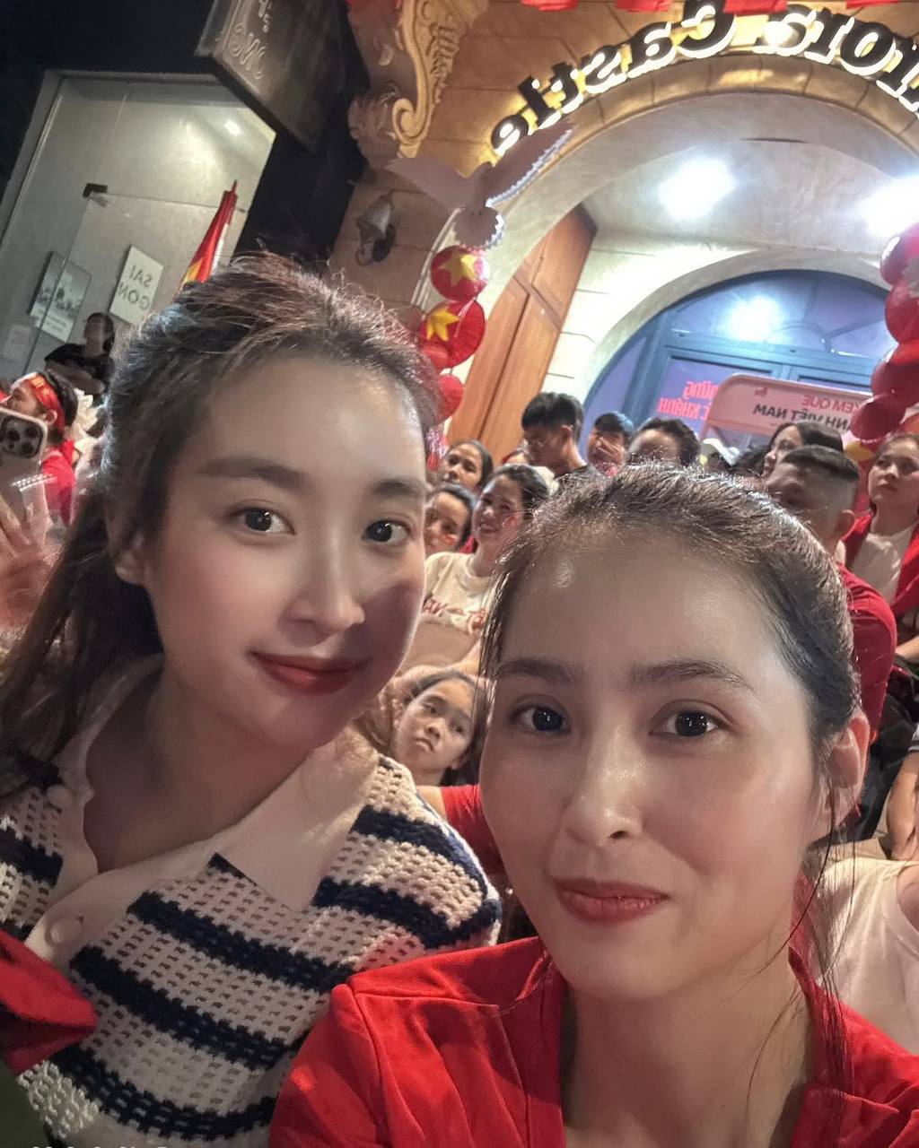 Xuất thân "trâm anh thế phiệt", ái nữ nhà Đỗ Mỹ Linh vẫn được mẹ đưa đi "bám rào" xem A80 hút triệu view! - Ảnh 5. Xuất thân "trâm anh thế phiệt", ái nữ nhà Đỗ Mỹ Linh vẫn được mẹ đưa đi "bám rào" xem A80 hút triệu view! - Ảnh 5.