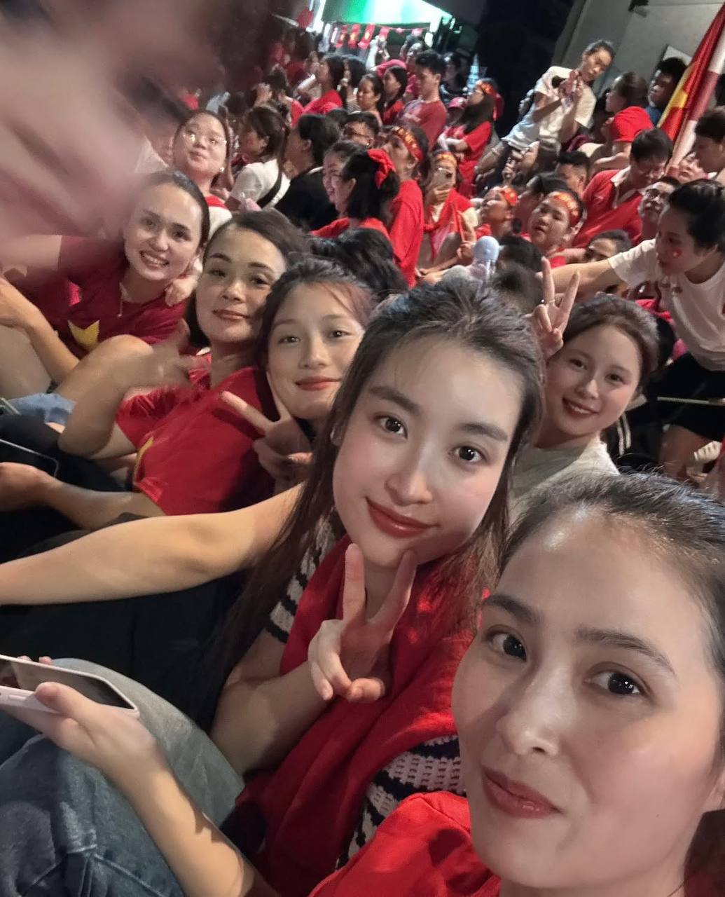 Xuất thân "trâm anh thế phiệt", ái nữ nhà Đỗ Mỹ Linh vẫn được mẹ đưa đi "bám rào" xem A80 hút triệu view! - Ảnh 4. Xuất thân "trâm anh thế phiệt", ái nữ nhà Đỗ Mỹ Linh vẫn được mẹ đưa đi "bám rào" xem A80 hút triệu view! - Ảnh 4.