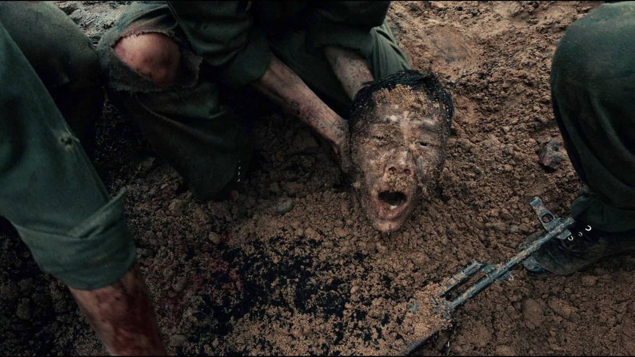 Mưa Đỏ: Khi một người đi&ecirc;n lại l&agrave; biểu tượng đau đớn v&agrave; tận c&ugrave;ng nhất của chiến tranh- Ảnh 2.