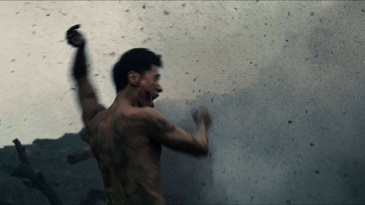 Mưa Đỏ: Khi một người đi&ecirc;n lại l&agrave; biểu tượng đau đớn v&agrave; tận c&ugrave;ng nhất của chiến tranh- Ảnh 4.