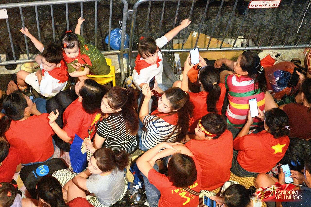 Xuất thân "trâm anh thế phiệt", ái nữ nhà Đỗ Mỹ Linh vẫn được mẹ đưa đi "bám rào" xem A80 hút triệu view! - Ảnh 3. Xuất thân "trâm anh thế phiệt", ái nữ nhà Đỗ Mỹ Linh vẫn được mẹ đưa đi "bám rào" xem A80 hút triệu view! - Ảnh 3.