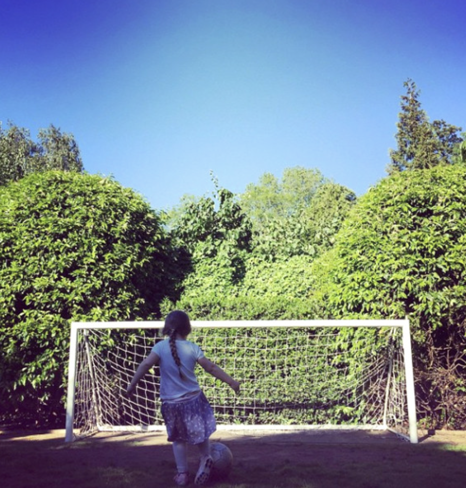 Harper Beckham: Công chúa nhà Becks thành thạo 5 môn thể thao, giành huy chương judo, nắm tay Messi ra sân bóng- Ảnh 3. Harper Beckham: Công chúa nhà Becks thành thạo 5 môn thể thao, giành huy chương judo, nắm tay Messi ra sân bóng- Ảnh 3.