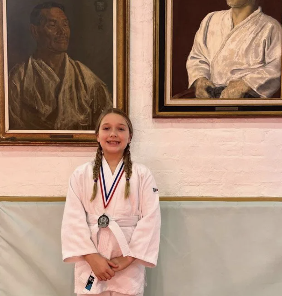 Harper Beckham: Công chúa nhà Becks thành thạo 5 môn thể thao, giành huy chương judo, nắm tay Messi ra sân bóng- Ảnh 1. Harper Beckham: Công chúa nhà Becks thành thạo 5 môn thể thao, giành huy chương judo, nắm tay Messi ra sân bóng- Ảnh 1.