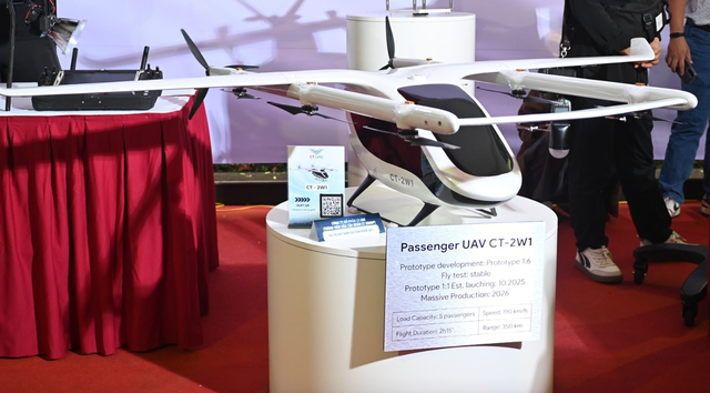 UAV "mắt thần trên không" lần đầu tiên xuất hiện tại Triển lãm quy mô lớn nhất Việt Nam - Ảnh 3. UAV "mắt thần trên không" lần đầu tiên xuất hiện tại Triển lãm quy mô lớn nhất Việt Nam - Ảnh 3.